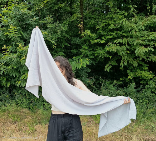 Echarpe, Étole XXL . Douceur de la double gaze de coton – Gris Nuage